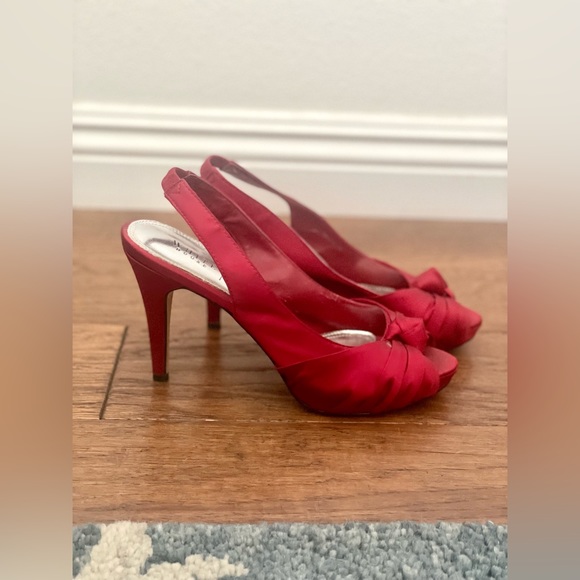 WHITE HOUSE BLACK MARKET ~ RED sling back heels! Woman SIZE 6.5 - Picture 8 of 9